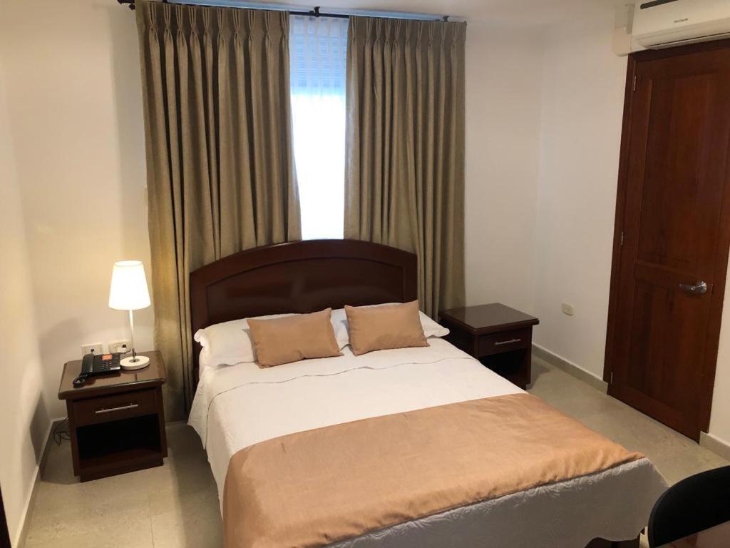 Colon Plaza Hotel Tumaco Buitenkant foto